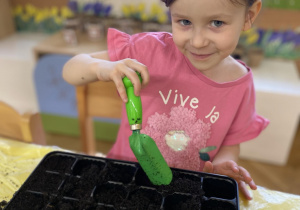 dzieci podczas sadzenia cebulek