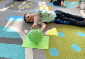 zabawy dzieci na dywanie z piłkami
