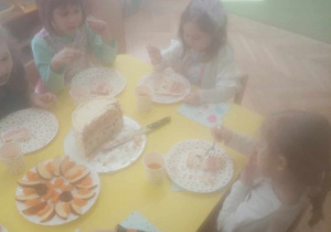 Dzieci biorą udział w urodzinowym poczęstunku.