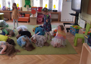 Dzieci biorą udział w wiosennych zabawach.