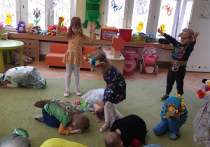 Dzieci biorą udział w wiosennych zabawach.