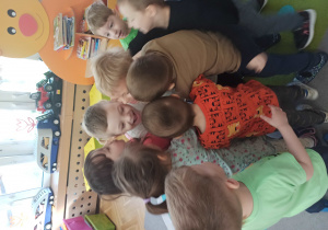 dzieci przytulają Damiana
