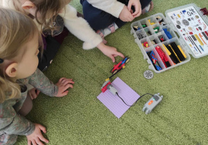 Dzieci konstruują budowle.