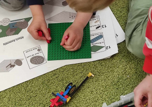 Dzieci konstruują budowle.