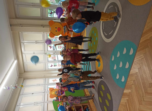 dzieci wykonują eksperyment z balonami