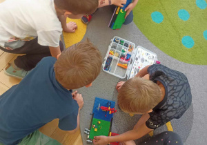 dzieci budują z klocków lego