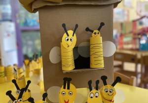 Pszczółki i ul dzieci podczas pracy