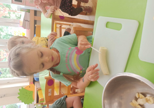 dzieci przygotowują sałatkę