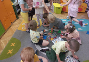 dzieci podczas warsztatów lego