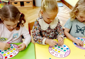 Kolorowe kropki - zabawa plastyczna