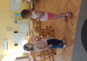 dzieci wykonują zadanie