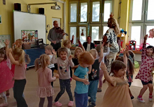 Koncert skrzypcowy "pamiętni z wakacyjnych podróży".