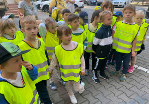 dzieci stoją w kamizelkach