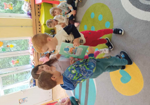 dzieci świętują urodziny Kacpra