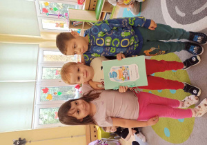 dzieci świętują urodziny Kacpra