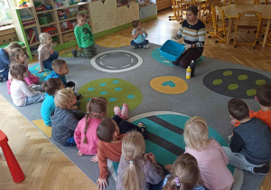 dzieci obserwują eksperyment