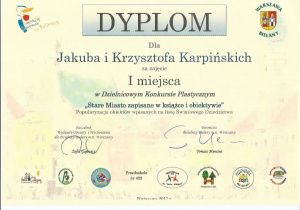  Dyplom dla Jakuba i Krzysztofa Karpińskich za zajęcie pierwszego miejsca w konkursie Stare Miasto zapisane w książce i obiektywie